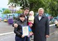 Губернатор вручил сертификат на лечение Киры Белан на благотворительном марафоне